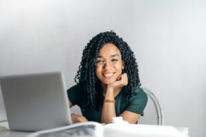 jeune étudiante femme souriante devant ordinateur