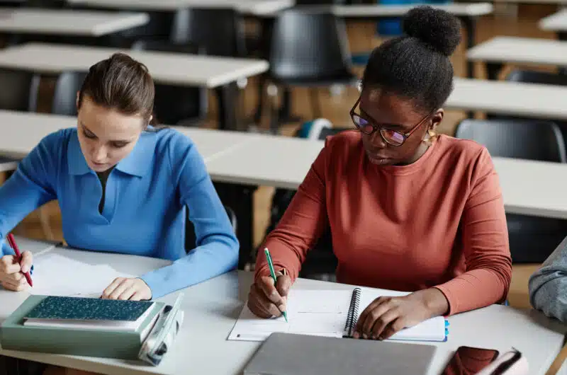 Étudiants passant un examen en gros plan scolaire