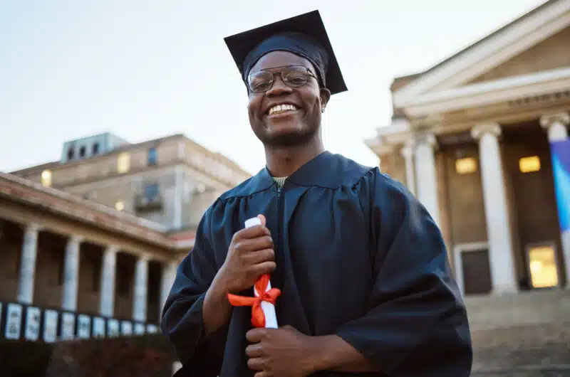 Réussite, diplôme et portrait d'un homme noir à la fin de ses études universitaires