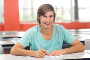 Lycéen qui fait ses devoirs à la maison