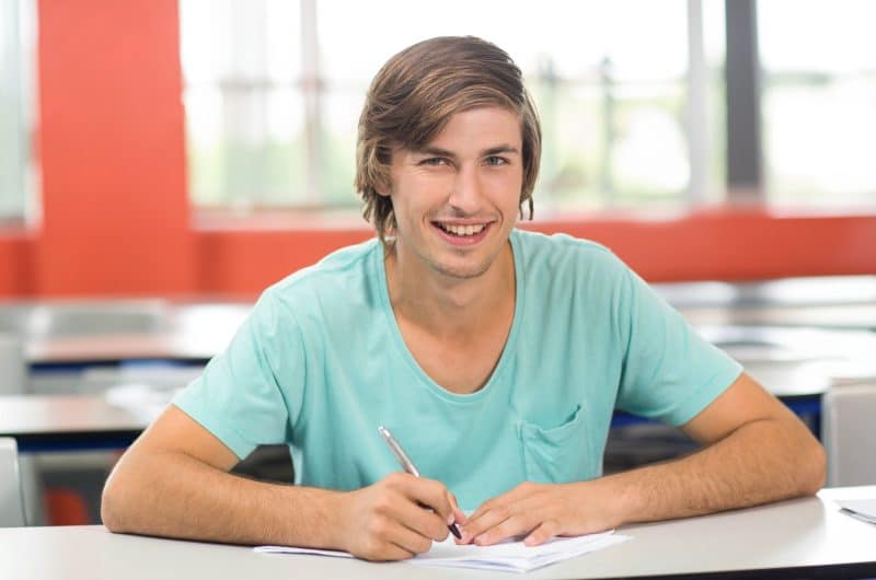 Lycéen qui fait ses devoirs à la maison